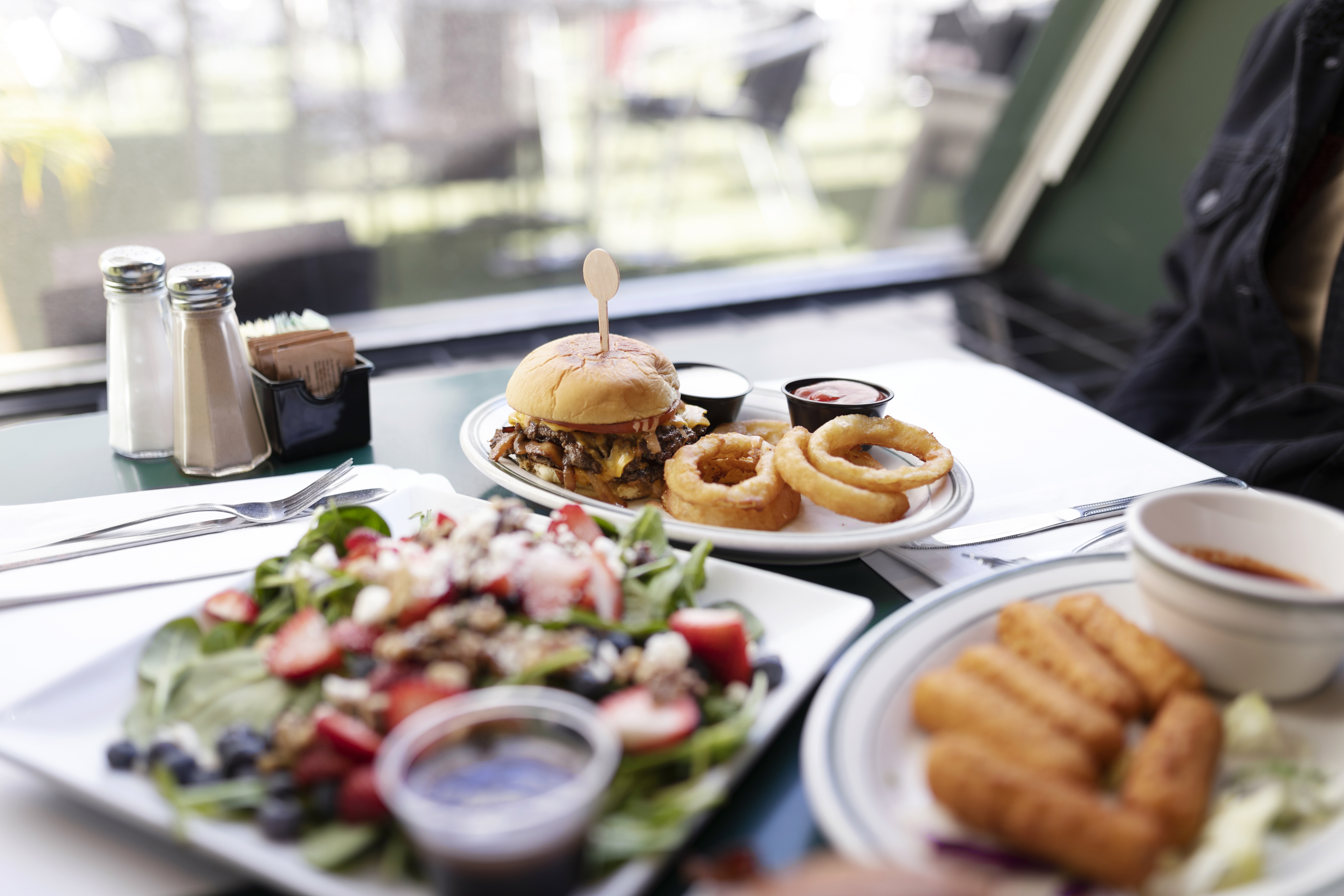 The Complete Guide on How to Order Fresh Food on the Train to a Large Group